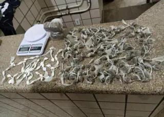 Policiais militares do PETO prendem dois homens com drogas em Medeiros Neto