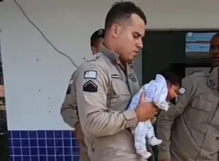PMs salvam recém-nascido em Porto Seguro