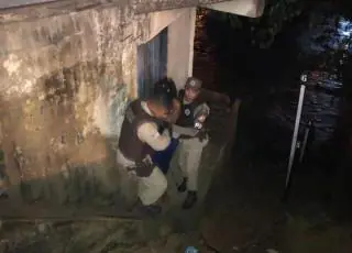 Policiais resgatam mulher que pulou da Ponte central em Medeiros Neto