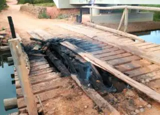 Ponte de madeira que dá acesso a Cumuruxatiba é incendiada