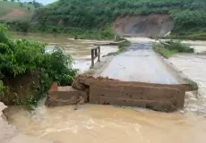 Ponte que liga sede de Itamaraju ao interior volta a ser destruída após fortes chuvas