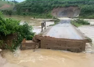 Ponte que liga sede de Itamaraju ao interior volta a ser destruída após fortes chuvas