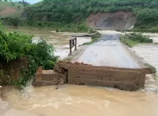 Ponte que liga sede de Itamaraju ao interior volta a ser destruída após fortes chuvas