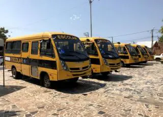 População comemora a chegada de cinco novos ônibus em Alcobaça