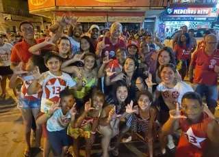População de Medeiros Neto comemora vitória de Lula e Jerônimo ao lado do prefeito Beto Pinto