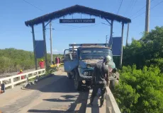 Por pouco! Caminhão perde freio e fica pendurado na ponte da entrada do Prado