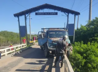 Por pouco! Caminhão perde freio e fica pendurado na ponte da entrada do Prado