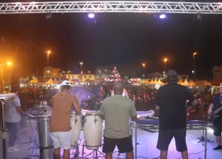 Praça da Baleia lotada na segunda noite do carnaval de Nova Viçosa