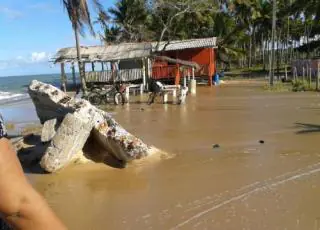 Praça de eventos do Prado é invadida pelo mar