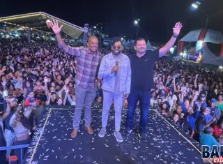 Praça lotada e shows de Silvano Salles e Ciel Rodrigues marcam abertura do São João de Prado