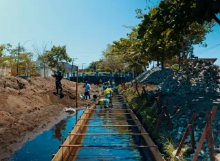 Prado avança com obras de drenagem e contenção sob a gestão do prefeito Gilvan