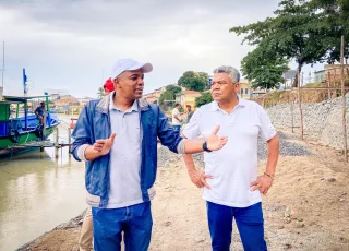 Prado - Prefeito Gilvan produções e deputado Valmir Assunção visitam obras do Cais do Rio Jucuruçu