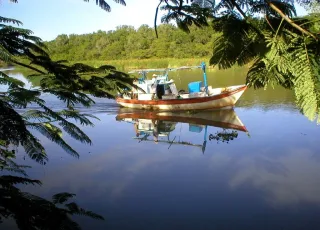 Prado -  Vendaval provoca naufrágio de barco com família a bordo: Mãe e filho são resgatados, esposo permanece desaparecido