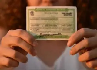 Prazo para tirar o título de eleitor para todos que tenham 16 anos até o dia da eleição vai até 4 de maio