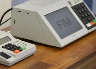 Pré-candidatos estão proibidos de apresentar programas de rádio e TV