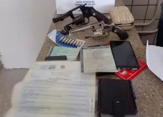 PRE detêm homem com carro roubado e armas na BA 290 em Teixeira de Freitas