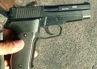 PRE encontra simulacro de pistola em veículo durante abordagem; acusados foram conduzidos à delegacia