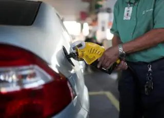 Preço da gasolina sobe pela 4ª semana seguida e marca novo recorde