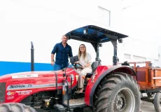 Prefeita Carla Chácara de Ibirapuã recebe trator através de emenda parlamentar do deputado Robinho