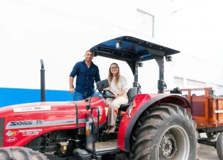 Prefeita Carla Chácara de Ibirapuã recebe trator através de emenda parlamentar do deputado Robinho