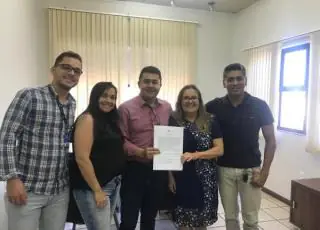 Prefeita de Medeiros Neto assina termo de adesão ao programa Cidade Empreendedora