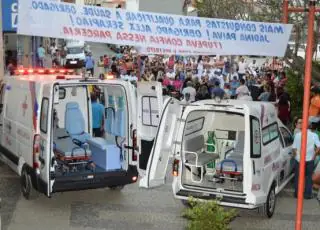 Prefeita de Medeiros Neto entrega mais 2 ambulâncias para Saúde do município
