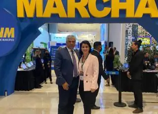 Prefeita de Nova Viçosa participa da Marcha dos Prefeitos em Brasília acompanhada do seu marido o Dep. Estadual Robinho