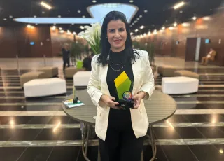 Prefeita Luciana Machado de Nova Viçosa, BA, recebe prêmio de Gestão por Resultado em Brasília