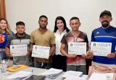 Prefeita Luciana Machado entrega certificados a alunos do curso de máquinas pesadas em Nova Viçosa