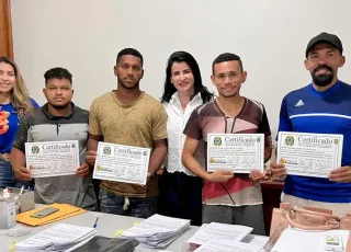 Prefeita Luciana Machado entrega certificados a alunos do curso de máquinas pesadas em Nova Viçosa