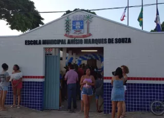 Prefeita Luciana Machado entrega escola totalmente reformada para população de Nova Viçosa