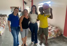 Prefeita Luciana Machado faz entrega de cestas básicas a pescadores e marisqueiras de Nova Viçosa