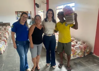 Prefeita Luciana Machado faz entrega de cestas básicas a pescadores e marisqueiras de Nova Viçosa