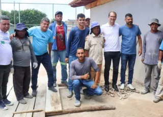 Prefeito acompanha construção de praça em Teixeira de Freitas