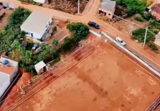  Prefeito Bemtivi anuncia calçamento no entorno da nova areninha. Obras seguem avançando
