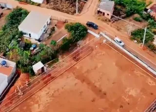  Prefeito Bemtivi anuncia calçamento no entorno da nova areninha. Obras seguem avançando