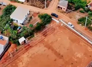  Prefeito Bemtivi anuncia calçamento no entorno da nova areninha. Obras seguem avançando