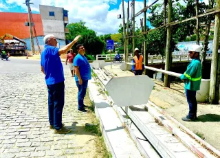 Prefeito Beto Pinto acompanha trabalho da Coelba durante mudança da rede de energia sobre a ponte do centro