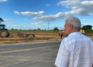 Prefeito Beto Pinto comemora agilidade em pavimentação asfáltica do semi-anel viário da BA-290; obra entra em fase de acabamento