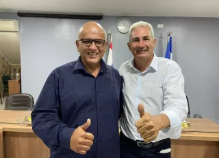 Prefeito Beto Pinto parabeniza vereador Pintão por reeleição na presidência da Câmara Municipal de Medeiros Neto