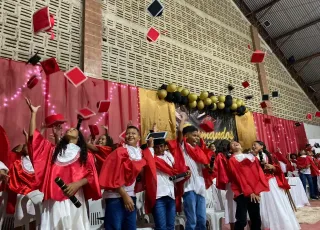 Prefeito Beto Pinto prestigia formatura de alunos da Escola Christinna, no bairro Uldurico