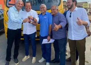 Prefeito Beto Pinto recebe novo ônibus escolar durante visita do governador Geraldo Jr. a Medeiros Neto