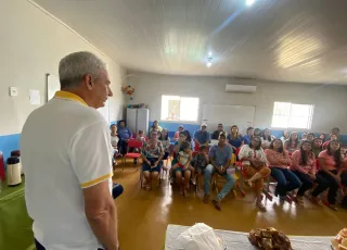 Prefeito Beto Pinto visita obra de quadra poliesportiva, entrega mais de 100 carteiras escolares e autoriza calçamento de rua na Vila Mutum