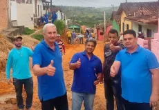 Prefeito Beto Pinto vistoria obra de rede de esgoto e pavimentação no bairro Nossa Senhora Aparecida
