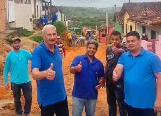 Prefeito Beto Pinto vistoria obra de rede de esgoto e pavimentação no bairro Nossa Senhora Aparecida