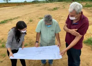 Prefeito Beto Pinto vistoria serviço de terraplanagem, limpeza e projeto onde será as futuras instalações do Frigorífico Municipal