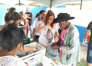 Prefeito Calixto Ribeiro distribui peixes para a população de Ibirapuã na Semana Santa