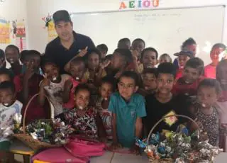 Prefeito de Alcobaça passa o domingo de páscoa com crianças da Creche do Portela