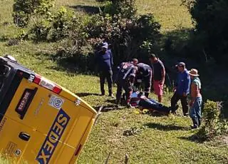 Carro do Correio tomba próximo a ponte de Alcobaça