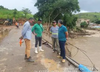 Prefeito de Jucuruçu vistoria situação das pontes do município